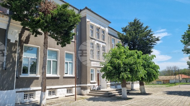 Основното училище в село Надарево да бъде включено в списъка на защитените, решиха общинските съветници в Търговище