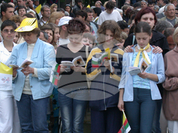 Папа Йоан Павел Втори - богомолци на площада в Пловдив