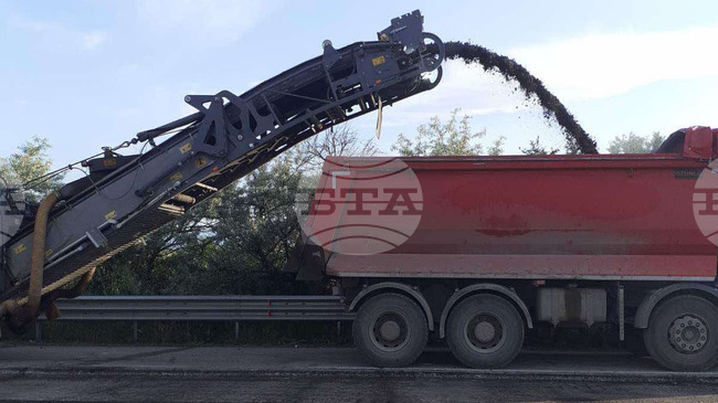 Заради ремонт на асфалтовата настилка движението от София за Кулата трябва да се осъществява с повишено внимание, посочват от АПИ