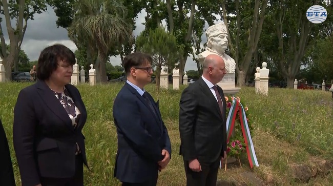 Премиерът Росен Желязков и водената от него делегация поднесоха венци пред паметника на Капитан Петко войвода в Рим