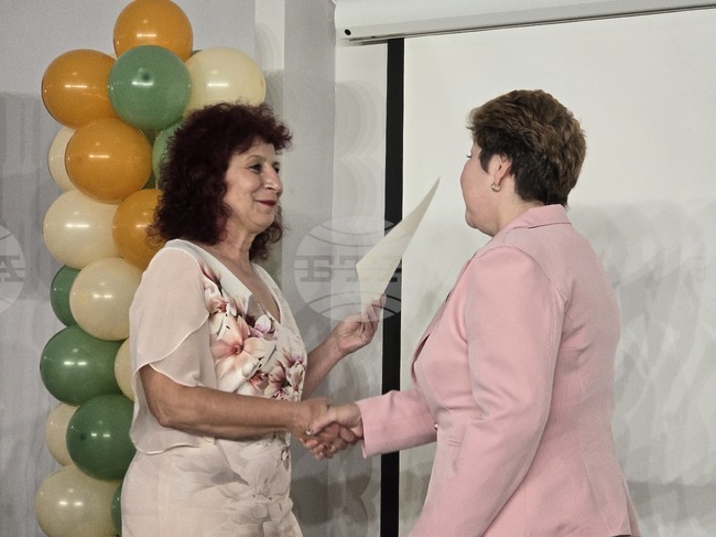 Петима учители от Ловешка област получиха грамота „Неофит Рилски“ на МОН