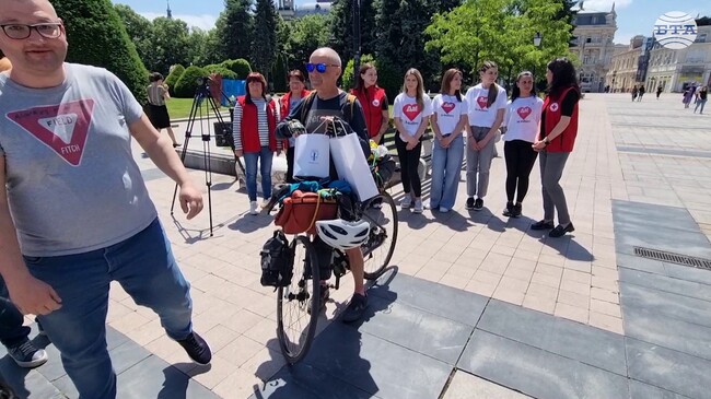 Французин с присадено преди 35 години сърце обикаля Европа на колело