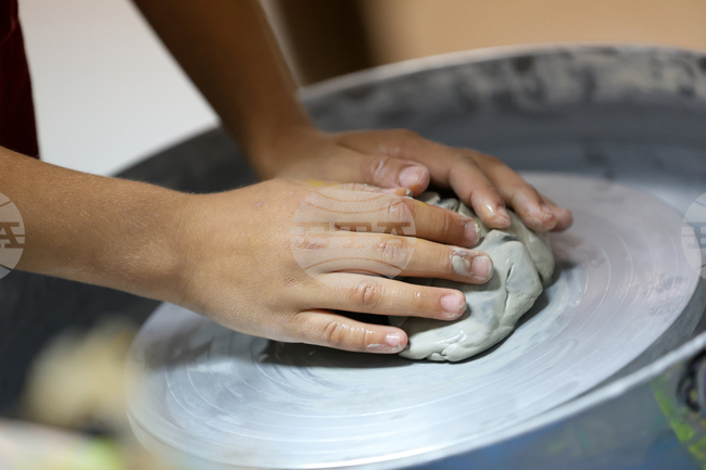 Творческа работилница за деца под надслов „Керамично изкуство“ организират всяка събота през ноември от училище „Родна реч“ в Лестър