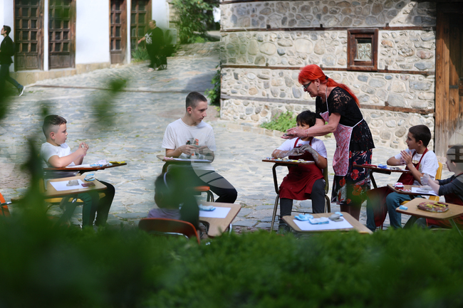 Деца от школа „Литературно творчество“ в Благоевград участваха в творческа работилница „Стъпки в миналото“, посветена на 24 май, в Благоевград