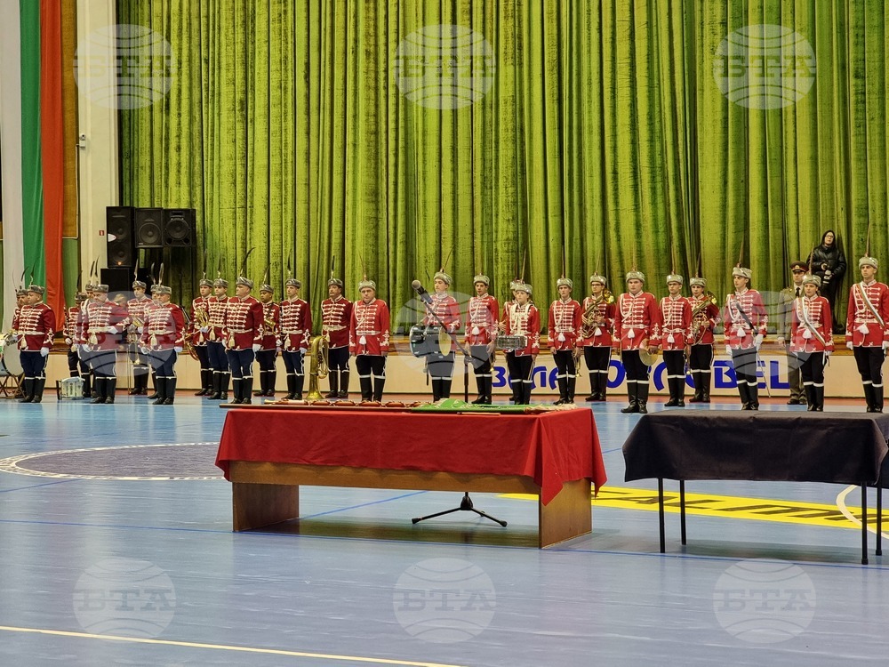 Габрово - гвардейски отряд - ученически духов оркестър - знаме - церемония