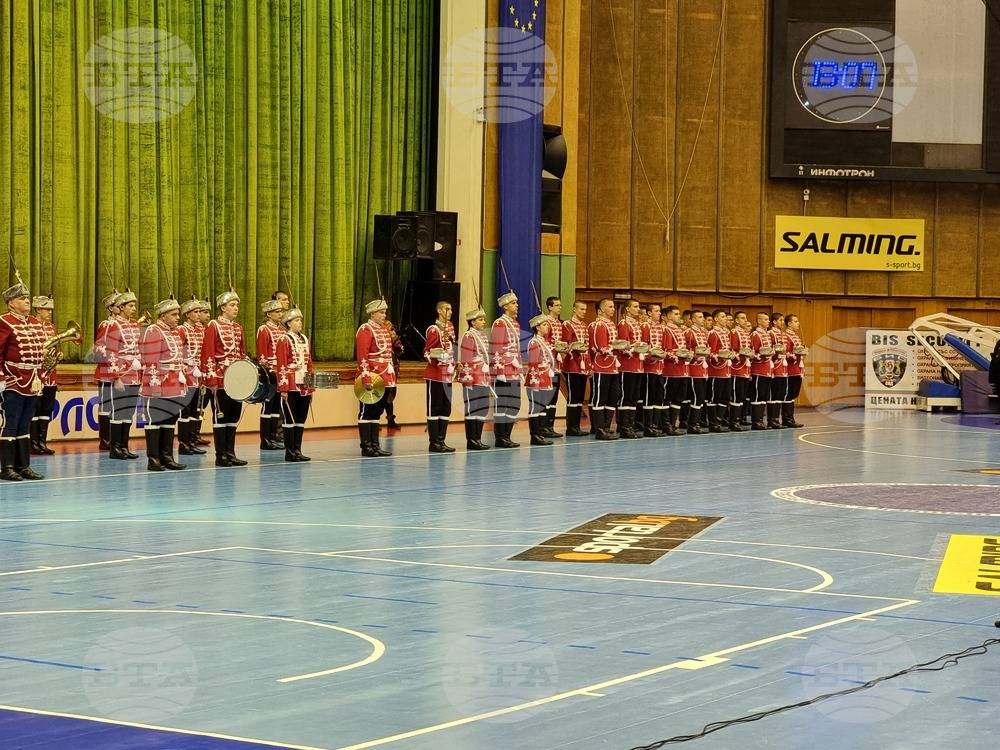 Габрово - гвардейски отряд - ученически духов оркестър - знаме - церемония