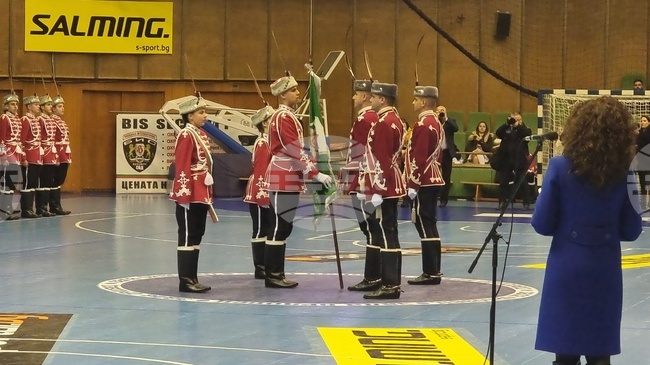 Габрово - гвардейски отряд - ученически духов оркестър - знаме - церемония