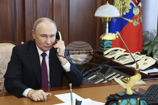 Владимир Путин разговаря по телефона със свои партньори преди евентуална среща на върха с президента на САЩ Доналд Тръмп
