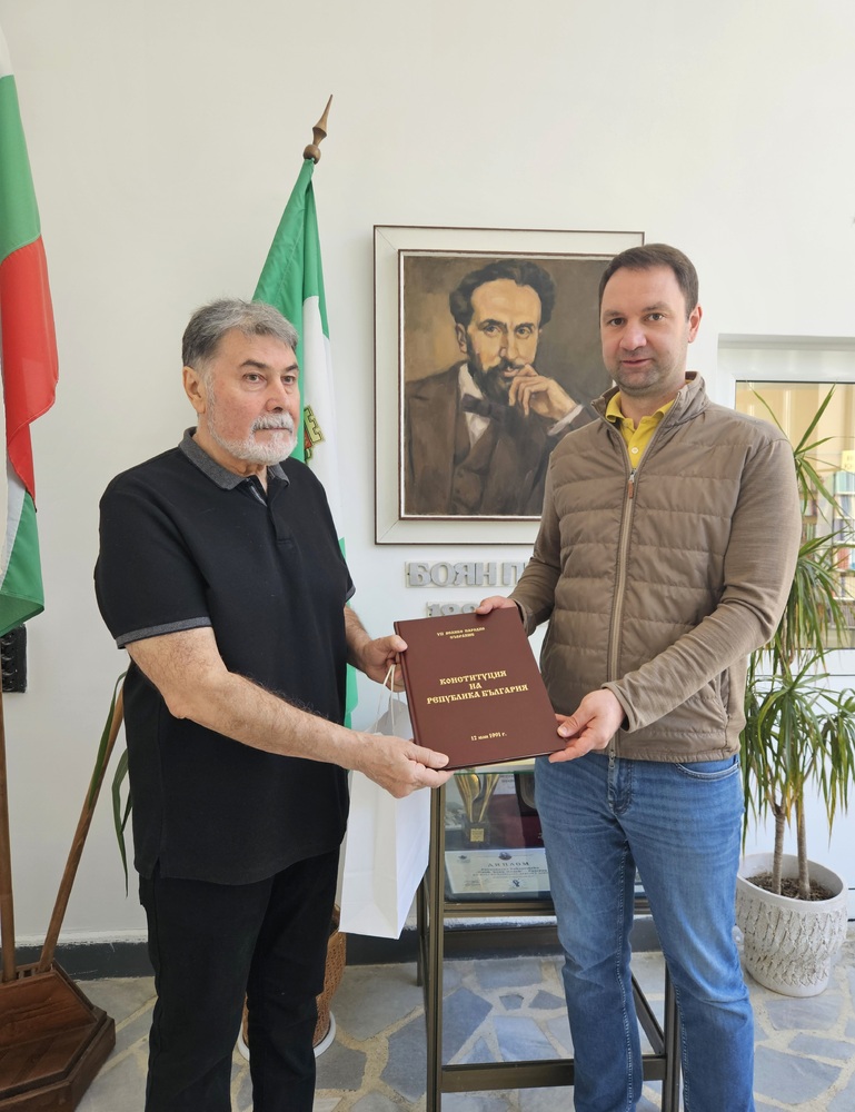 Библиотеката в Разград получи като дарение книги за деца от български автори и луксозно издание на Конституцията на Република България