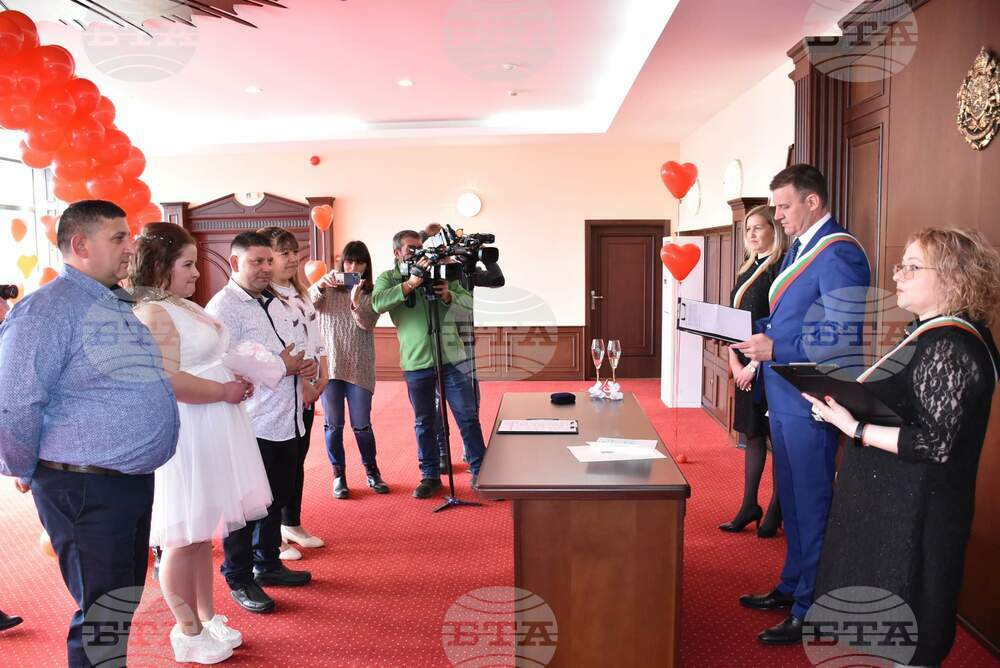 В Хасково седем двойки сключиха безплатно граждански брак