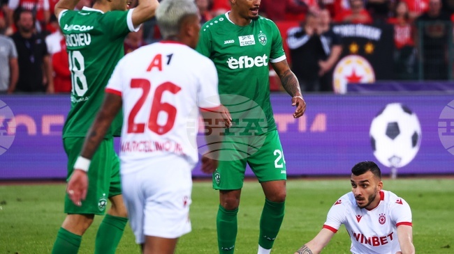 ЦСКА (София) вкара два гола в рамките на три минути и постигна победа над Лудогорец в първия полуфинал за Купата на България