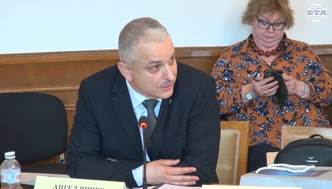 Служителите в БТА не бива да имат средни възнаграждения, по-ниски от средните учителски заплати, каза Ангел Янчев