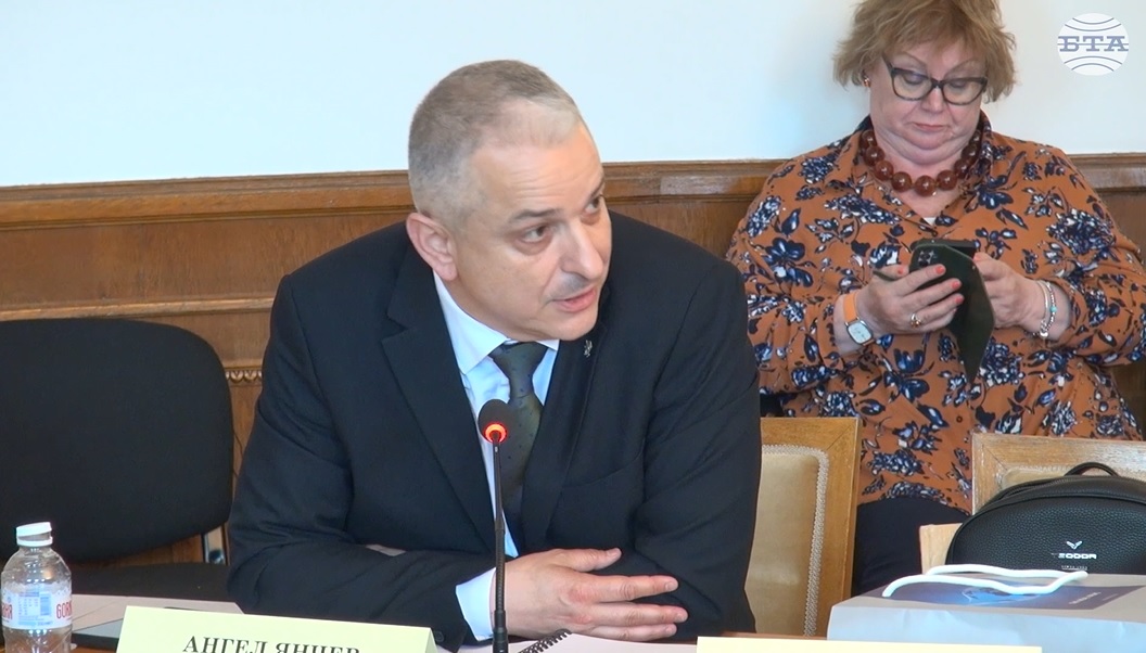 Служителите в БТА не бива да имат средни възнаграждения, по-ниски от средните учителски заплати, каза Ангел Янчев