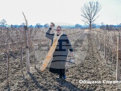 Снимка: Община Сливен - Стефан Радев със стопаните в Глушник заряза лозята и връчи наградите за най – добро домашно вино