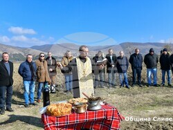 Снимка: Община Сливен - Стефан Радев със стопаните в Глушник заряза лозята и връчи наградите за най – добро домашно вино