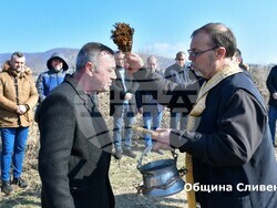 Снимка: Община Сливен - Стефан Радев със стопаните в Глушник заряза лозята и връчи наградите за най – добро домашно вино
