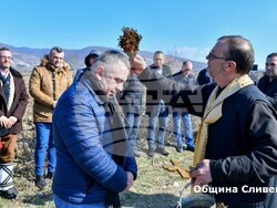 Снимка: Община Сливен - Стефан Радев със стопаните в Глушник заряза лозята и връчи наградите за най – добро домашно вино