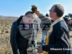 Снимка: Община Сливен - Стефан Радев със стопаните в Глушник заряза лозята и връчи наградите за най – добро домашно вино
