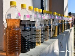 Снимка: Община Сливен - Стефан Радев със стопаните в Глушник заряза лозята и връчи наградите за най – добро домашно вино