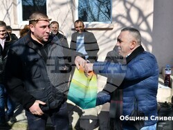 Снимка: Община Сливен - Стефан Радев със стопаните в Глушник заряза лозята и връчи наградите за най – добро домашно вино