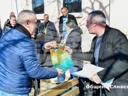 Снимка: Община Сливен - Стефан Радев със стопаните в Глушник заряза лозята и връчи наградите за най – добро домашно вино