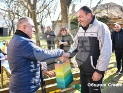 Снимка: Община Сливен - Стефан Радев със стопаните в Глушник заряза лозята и връчи наградите за най – добро домашно вино