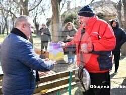 Снимка: Община Сливен - Стефан Радев със стопаните в Глушник заряза лозята и връчи наградите за най – добро домашно вино