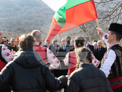 Снимка: Прессекретариат - Президентът участва в ритуала по освещаване и зарязване на лозовите масиви в село Устина