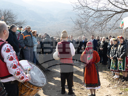 Снимка: Прессекретариат - Президентът участва в ритуала по освещаване и зарязване на лозовите масиви в село Устина