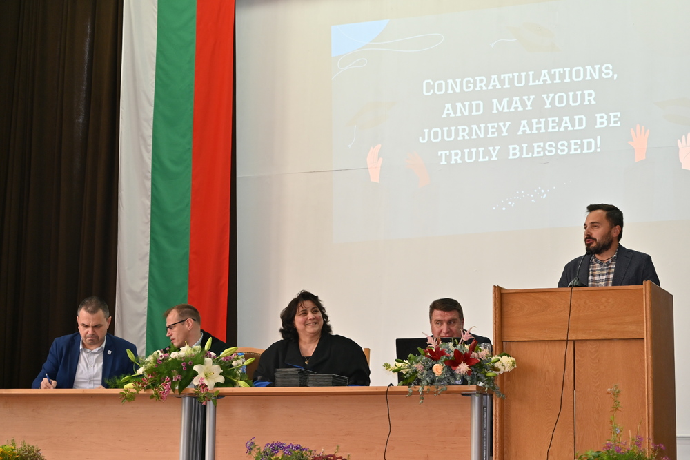 Българският ветеринарен съюз приветства новите ветеринарни лекари от Факултета по ветеринарна медицина – София с професионален завет и първите им инструменти