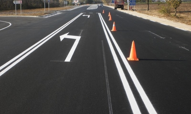 На два пътни участъка с концентрация на катастрофи в област Хасково се полага нова маркировка