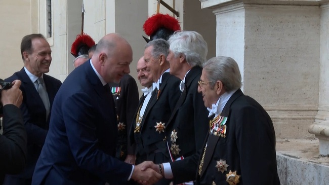 Премиерът Росен Желязков подари на папа Лъв XIV омофор - литургическа одежда