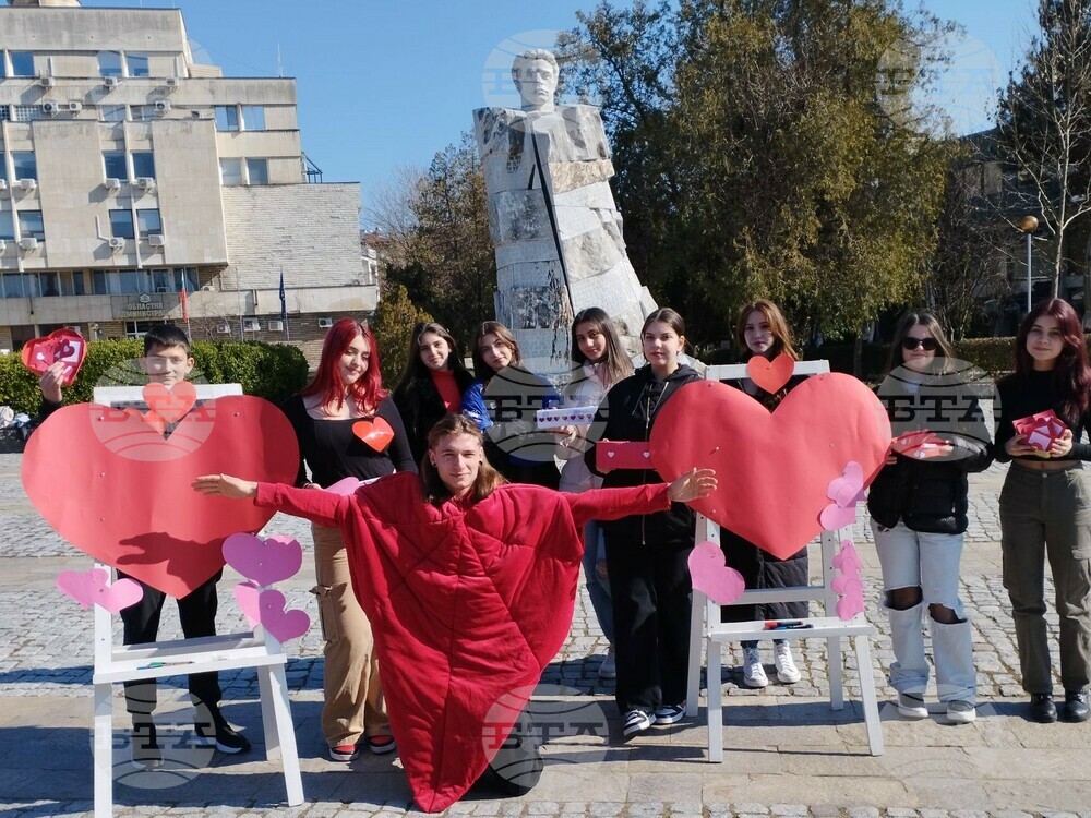 Младежи раздадоха 400 картички "валентинки" на Деня на влюбените в Кърджали