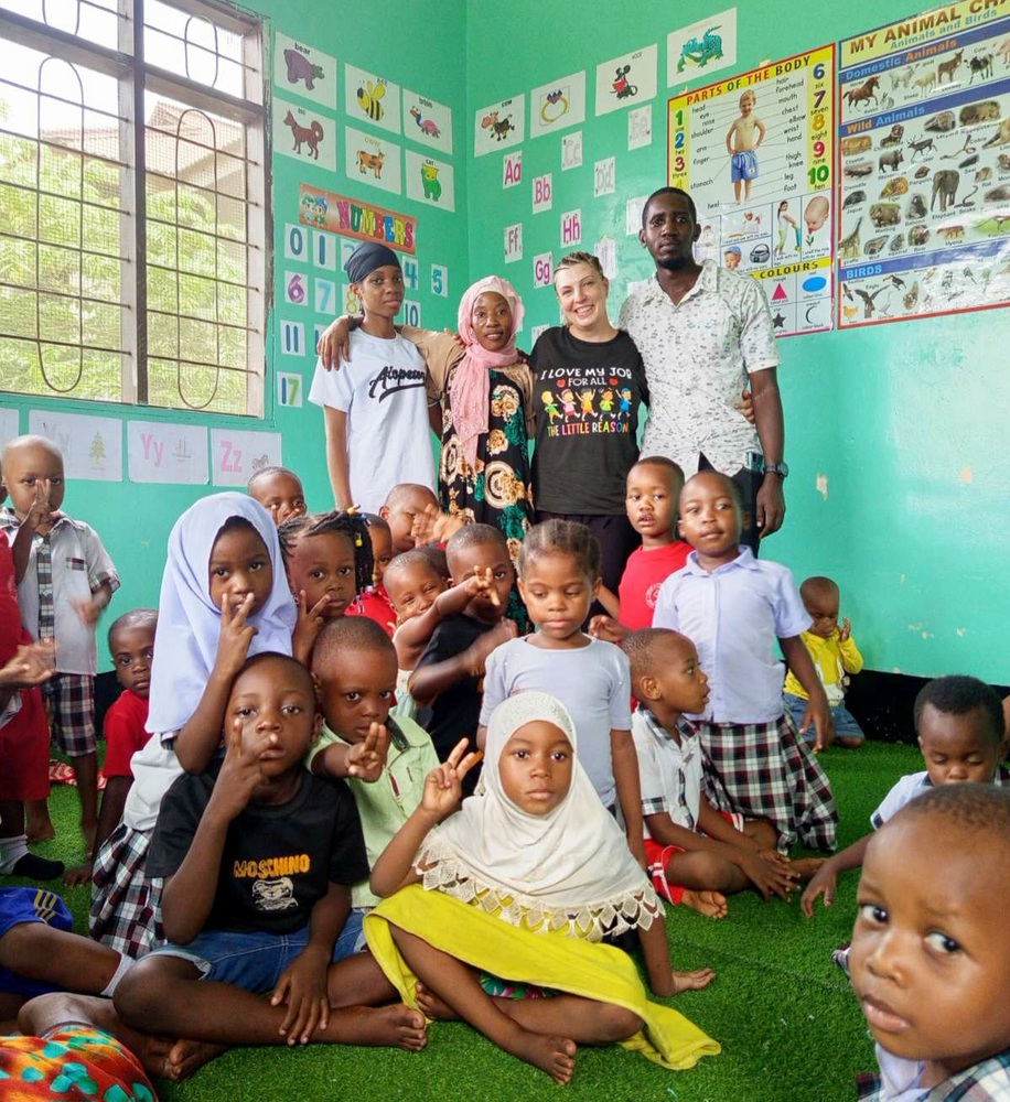 Учителската професия е изключително престижна и уважавана в Африка, макар и да не е добре заплатена, каза за БТА русенката Виктория Пенева