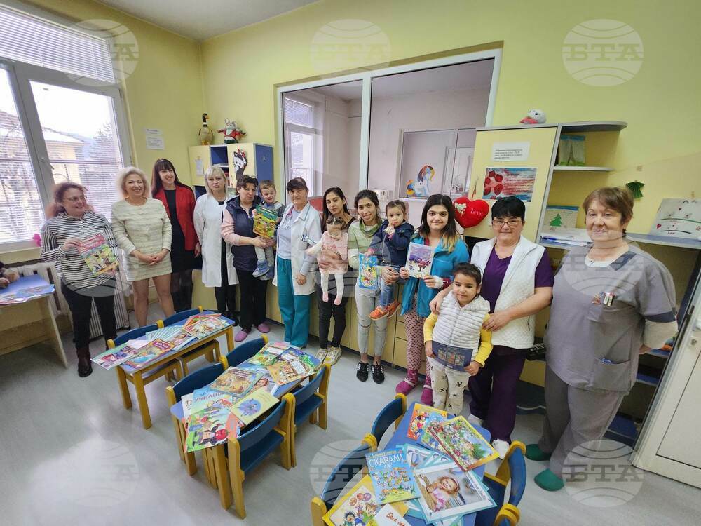 Служители на Община Троян дариха книги за днешния празник