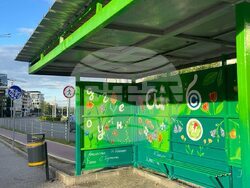 Ученици от 51-во Средно училище "Елисавета Багряна" в София преобразиха спирка на градския транспорт преди 24 май. Снимка: 51-во СУ