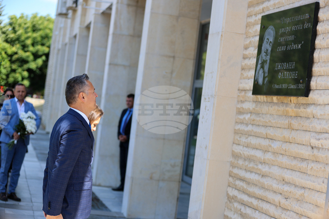 С поднасяне на цветя пред паметната плоча на италианския магистрат Джовани Фалконе в Благоевград беше отбелязана 33-ата годишнина от убийството му
