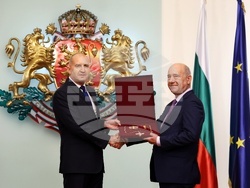 Румен Радев - дейци на културата и науката - награждаване