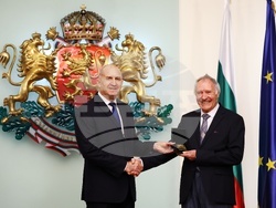 Румен Радев - дейци на културата и науката - награждаване