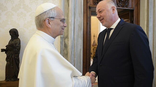 Prime Minister Zhelyazkov Presents Pope Leo XIV with Bishop’s Vestment