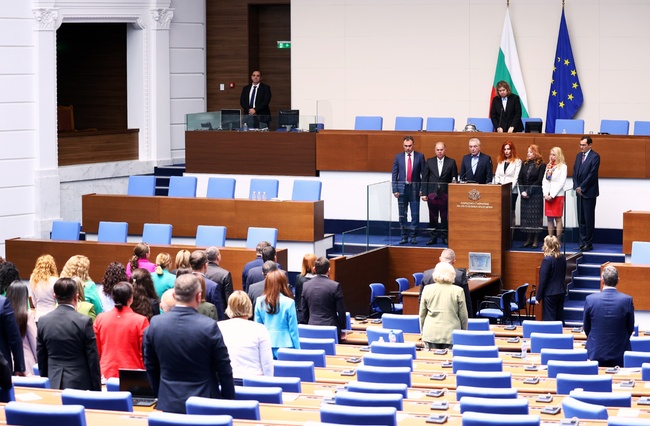 Народното събрание включи в седмичната си програма избор на председател, заместник-председател, секретар и членове на т.нар. Комисия по досиетата