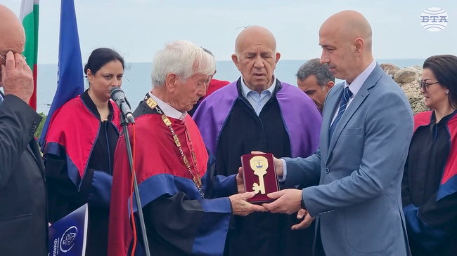 Проф. Казимир Попконстантинов получи титлата "Доктор хонорис кауза" и първия почетен знак "Ключа на Созопол" на остров Св. Иван