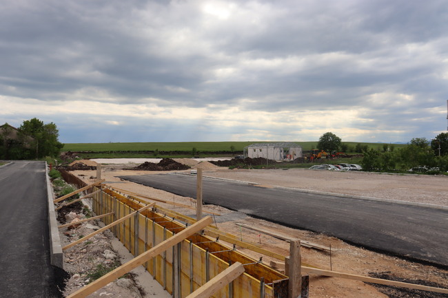 Продължават строителните дейности по изграждането на новия спортен комплекс в Хасково