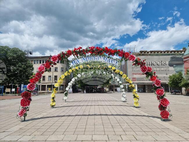 Абитуриентите в Кюстендил за втора година ще минат по червен килим на площад „Велбъжд“