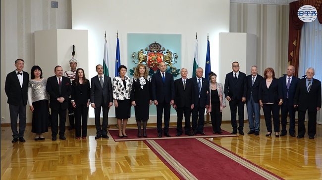 Президентът Румен Радев удостои с държавни отличия дейци на културата и науката