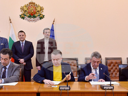 Снимка: Министерство на транспорта и съобщенията - Вицепремиерът Христо Алексиев и лидерите на синдикатите: Споразумението за заплатите в „Български пощи“ е добър знак за разбирателство