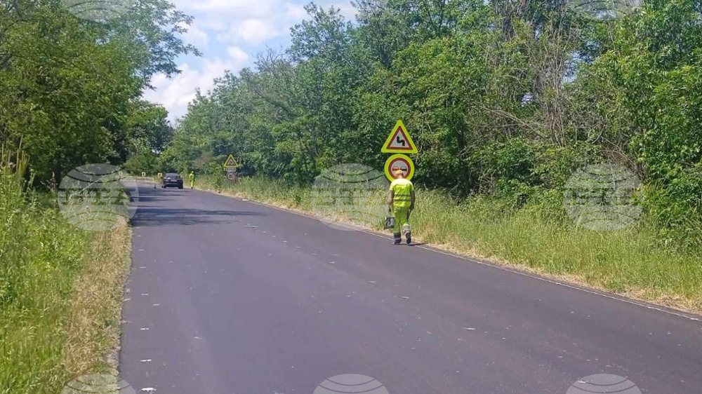 АПИ: Нова маркировка и ограничителни системи се поставят в участък от път II-76 в района на с. Княжево в област Хасково