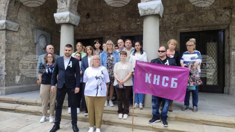 Десетки библиотекари и представители на културни институции от Велико Търново протестираха срещу ниските възнаграждения в сектора