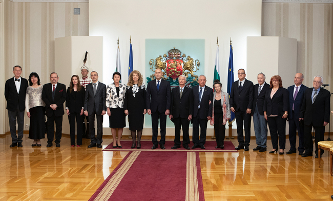 Президентът Румен Радев удостои с държавни отличия изтъкнати дейци на културата и науката 