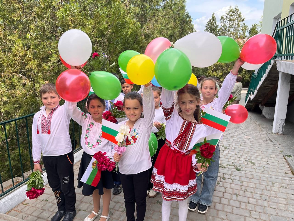 С народни носии и български знамена ученици от Българо-украинския център в Украйна се включиха в инициатива „Върви, народе възродени!“
